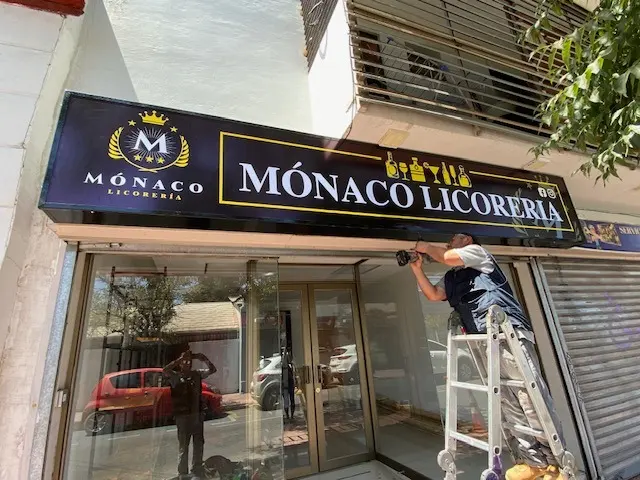 Letrero de fachada comercial