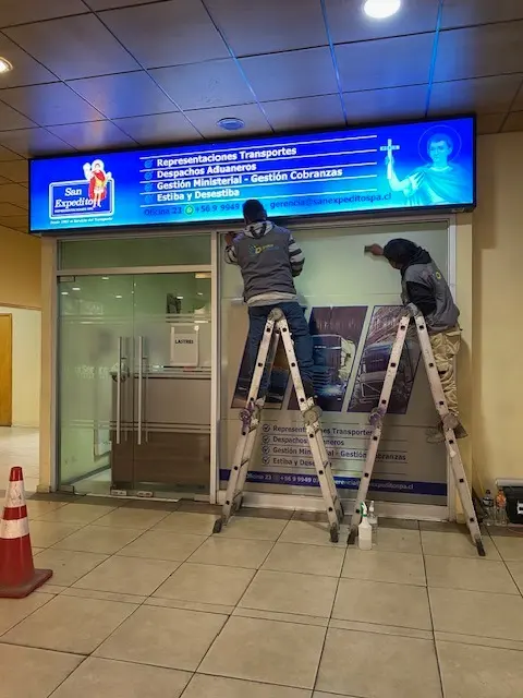 Instalación de letrero luminoso